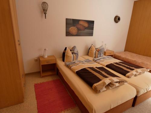 - une chambre avec un lit et une peinture murale dans l'établissement Pension Ufert, à Meissen