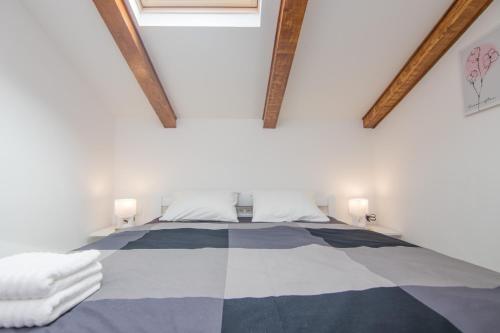 Postel nebo postele na pokoji v ubytování Apartmani Mario