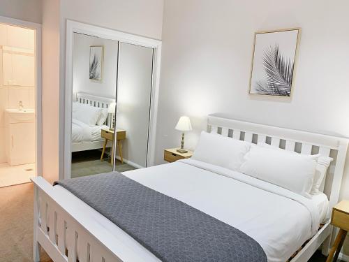 Säng eller sängar i ett rum på Bright 3-bedroom apartment - Central Armidale