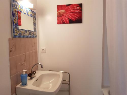 een badkamer met een toilet en een wastafel bij Acacias Hôtel Motel in Vendays-Montalivet