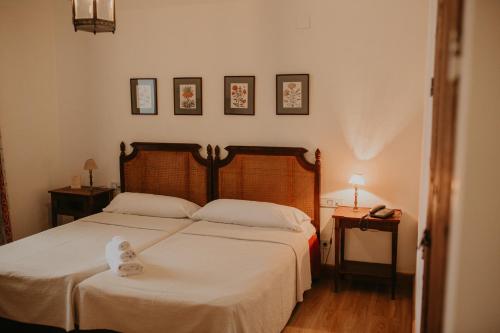 A bed or beds in a room at Hotel Posada de Valdezufre