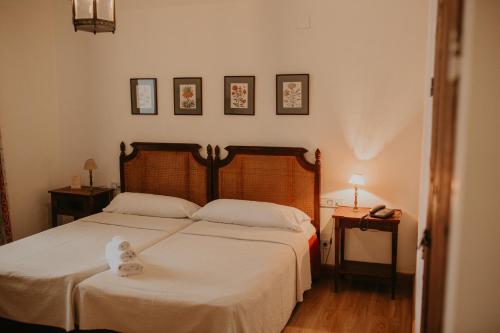 เตียงในห้องที่ Hotel Posada de Valdezufre