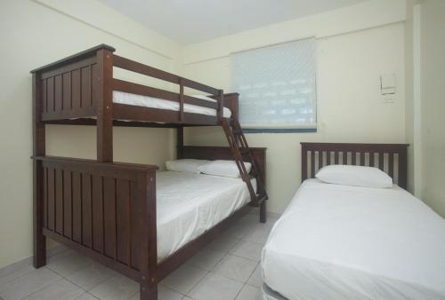 ein Schlafzimmer mit zwei Etagenbetten in einem Zimmer in der Unterkunft Beachfront Apt on Aguada-5min from Rincon in Aguada