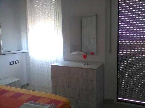 ein Bad mit einer Badewanne, einer Kommode und einem Fenster in der Unterkunft Lindita's Seaview Apartment 2 in Vlorë