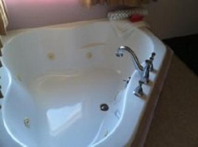 bagno con lavandino bianco e vasca di Country Haven Inn a Hillsboro