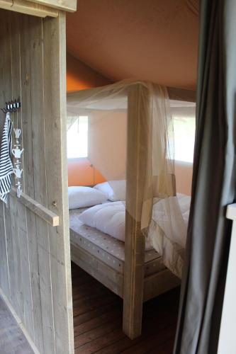 - une petite chambre avec des lits superposés dans l'établissement Glamping Lac du Causse, à Lissac-sur-Couze