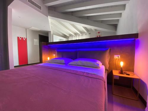 En eller flere senge i et værelse på Castello Mavino