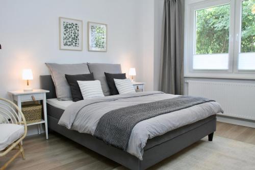 - une chambre avec un grand lit et une fenêtre dans l'établissement Apartmenthaus in der Metzstraße, à Bochum