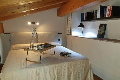 sypialnia z łóżkiem ze stołem w obiekcie Casa della Cascata w mieście Predore