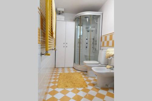 W łazience znajduje się prysznic, toaleta i umywalka. w obiekcie Casa della Cascata w mieście Predore