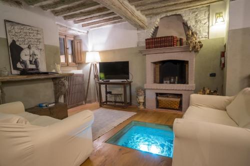 a living room with a pool in the middle of the room at Hotel Villa Sermolli in Borgo a Buggiano