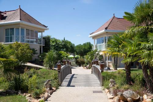 a walkway in front of a house at Les Jardins de Beauval in Saint-Aignan