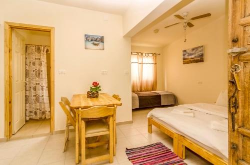 Ένα ή περισσότερα κρεβάτια σε δωμάτιο στο Desert Routes Inn Shvilim ba Midbar