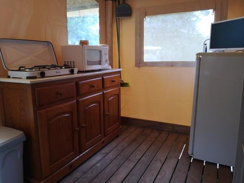 Dapur atau dapur kecil di Camping Le Ragis