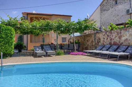 Charming villa Petroro with pool, 900m from the beach