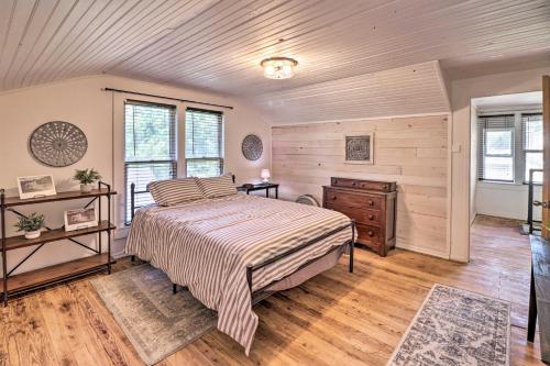 Katil atau katil-katil dalam bilik di Country-Chic Cotter Home with Outdoor Living Space!