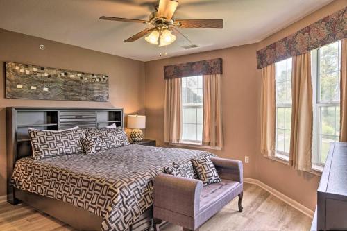- une chambre avec un lit et un ventilateur de plafond dans l'établissement Resort Condo in Branson 4 Mi to the 76 Strip!, à Branson