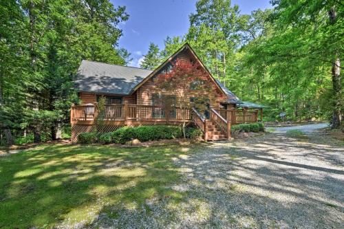 Large Log Cabin with Wraparound Deck 5 Mi to Skiing