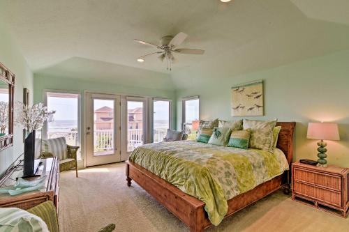 1 dormitorio con 1 cama, ventilador de techo y ventanas en 1 Block to Beach Family Getaway in Galveston!, en Galveston