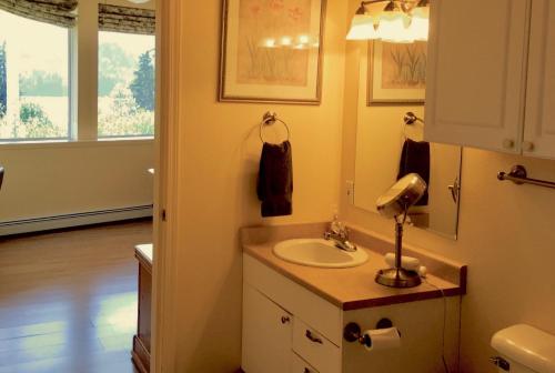 Bathroom sa Kelli Creek Cottage - REDUCED PRICE ON TOURS