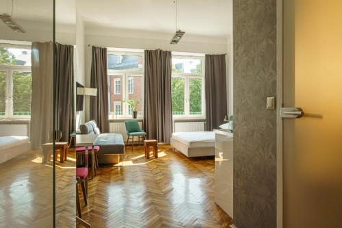 pokój hotelowy z łóżkiem i salonem w obiekcie NOVUMHOUSE - Straszewskiego w Krakowie