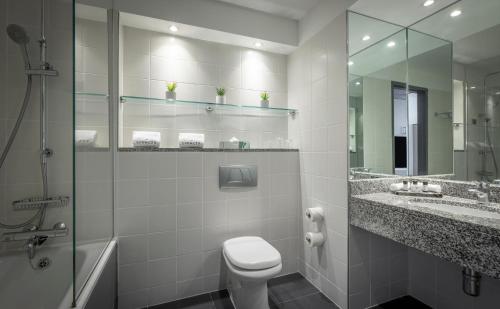 La salle de bains est pourvue de toilettes, d'un lavabo et d'une douche. dans l'établissement The Spencer Hotel, à Dublin