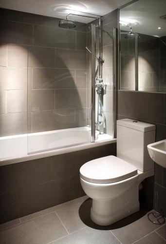 Bilik mandi di Castle Hotel & Apartments