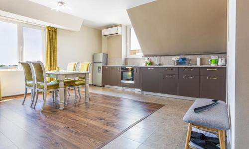 uma cozinha com mesa e cadeiras num quarto em Fancy 1BD penthouse with terrace near the centre em Plovdiv