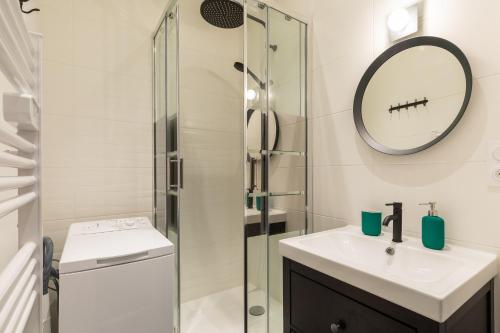 une salle de bain avec un lavabo et une douche dans l'établissement DIFY Gouraud - Lyon 8, à Lyon