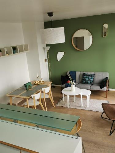 un salon avec une table et un canapé dans l'établissement Suite de l'Etape - Vue cathédrale, à Reims