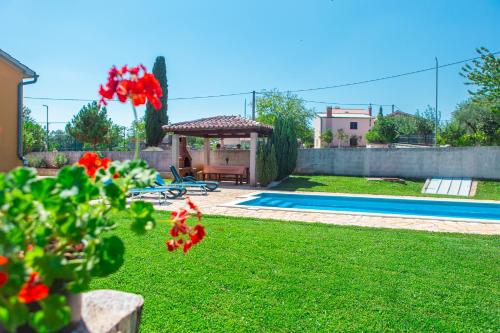 Bazén v ubytování Holiday home Labud nebo v jeho okolí