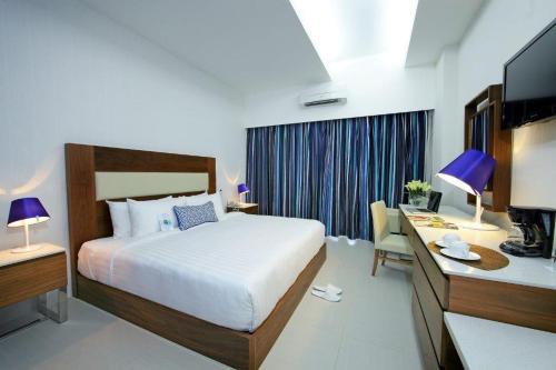 1 dormitorio con 1 cama y escritorio con ordenador en Hotel Mykonos, en Santiago de Veraguas