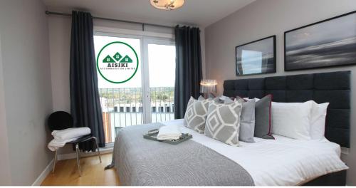 Aisiki Apartments at Clarendon Lofts, 2 Bedrooms and 2 Bathrooms Flat,King or Twin beds, with FREE WIFI and FREE PARKINGにあるベッド