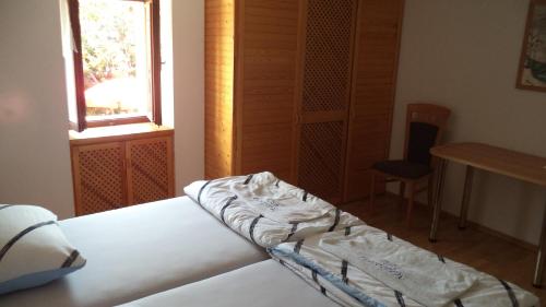 斯維尤拉伊的住宿－Villa Magdalena，一间卧室配有一张床、一张桌子和一个窗户。