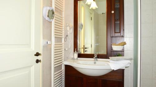 a bathroom with a sink and a mirror at Il Giardino Segreto in Lizzanello