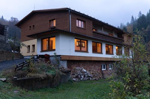 una casa grande con luces encendidas en Jáchymoff, en Jáchymov