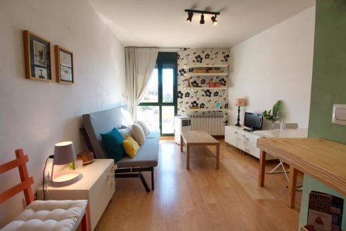 een woonkamer met een bank en een tafel bij Cuencaloft El Mirador de la Vereda in Cuenca