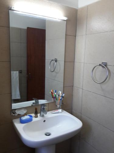 Vonios kambarys apgyvendinimo įstaigoje Shanzu Beach apartment with stunning Ocean view