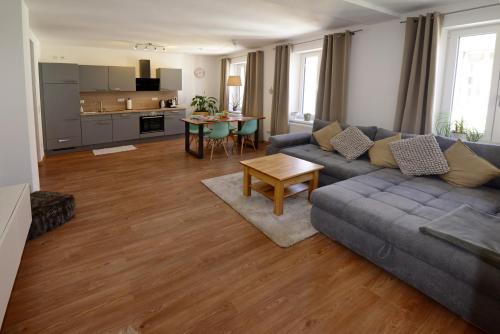 sala de estar con sofá y mesa en Pretti Apartments - NEUE moderne Wohnung im Herzen Bambergs - absolut zentral, en Bamberg