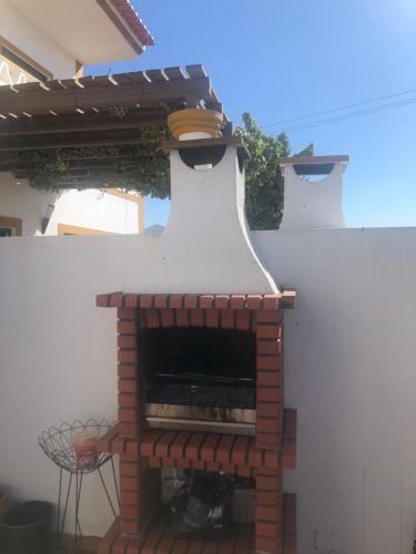 un horno de ladrillo al aire libre está en una pared en Trail House- Countryside and Beach, en Longueira