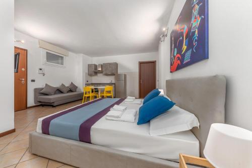 ローにあるCasa da Suite Starの青い枕が付いた大きなベッドのある寝室