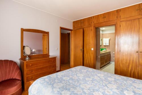 1 dormitorio con cama, tocador y espejo en Avenida Apartment by MP, en Vila Nova de Gaia