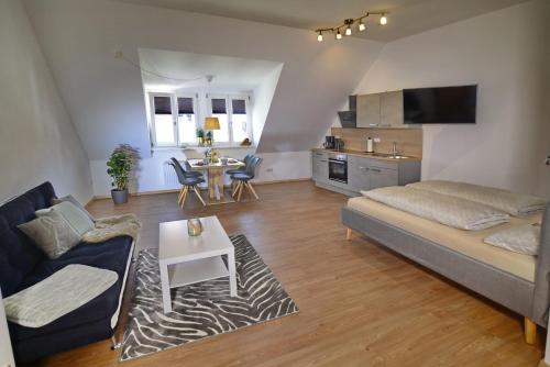 a living room with a couch and a table at Pretti Apartments - NEUES stilvoll eingerichtetes Apartment im Zentrum von Bamberg in Bamberg
