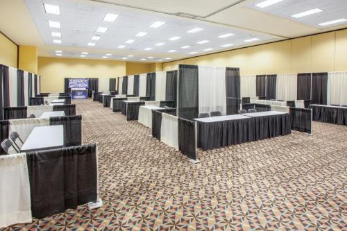 Gambar di galeri bagi Crowne Plaza Springfield Convention Center by IHG di Springfield