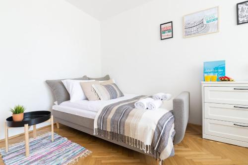 ワルシャワにあるRent like home - Pawia 36の小さなベッドルーム(ベッド1台、ドレッサー付)