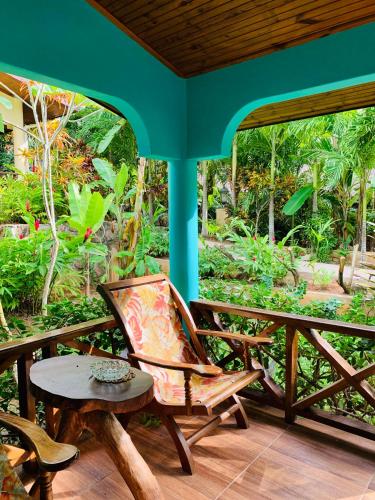 Taman di luar O'Soleil Chalets Self Catering