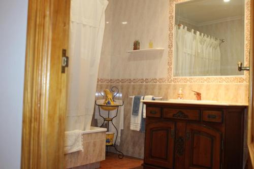 CASA RURAL BUENA VENTURA في فيلانيوفا دي لوس إنفانتس: حمام مع حوض ومغسلة ومرآة