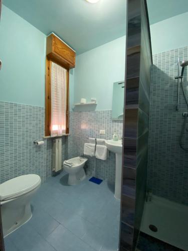 un bagno con un water e un lavandino di Da Debby a Pisa
