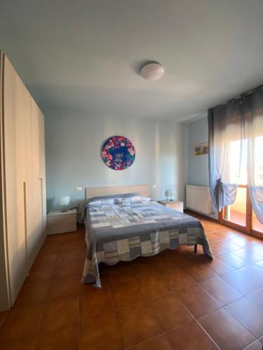 una camera da letto con un letto in una stanza di Da Debby a Pisa