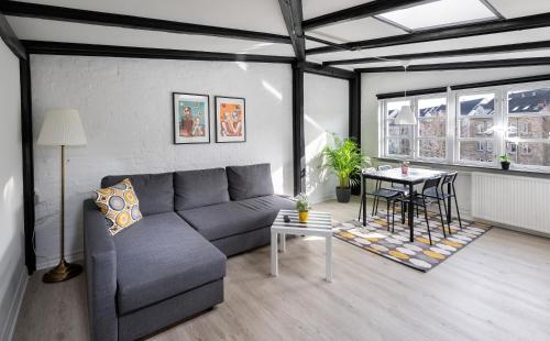 オールボーにあるaday - Apartment suite 4 Aalborg Centerのソファとテーブルのあるリビングルーム
